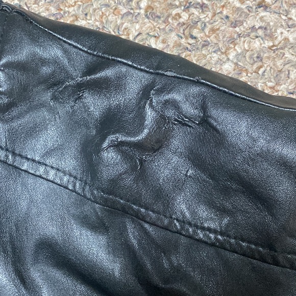 XXL original Guess black leather jacket. Multiple pockets in and out. - Picture 8 of 10